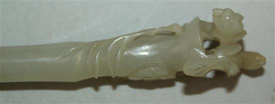 A Chinese pale celadon jade hair pin, 18th / 19th century, 17.7cm